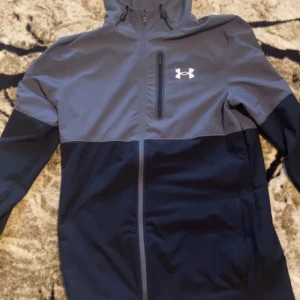 Under armor jacka  - Under armor jacka storlek S, köpt från jd, har använt den 2-3 gånger. Den är helt fläckfri finns inget fel med den. Den trendigaste jackan just nu. Nypris 1250 säljer den för 1000
