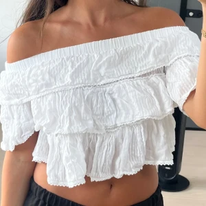 Vit volang topp - Säljer denna vita volang topp, oanvänd & bra skick 