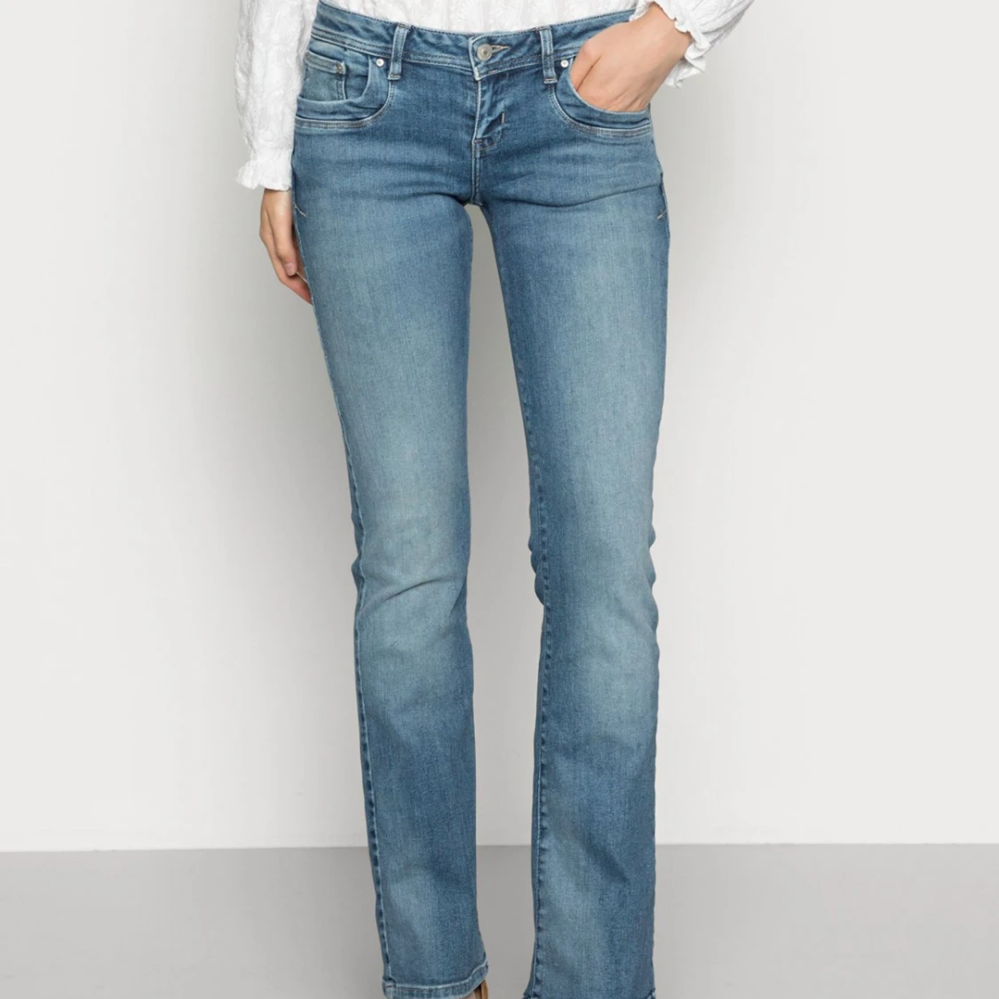 BlĂ„a bootcut jeansđ©”