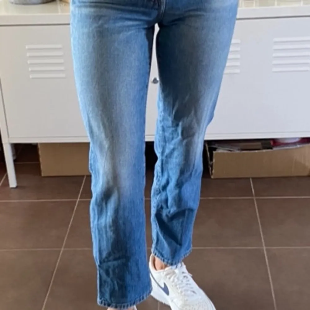 Snygga Acne jeans i stil 25/30 (funkar även för längre personer som ankeljeans).   Jättesnygg tvätt och slitna detaljer.   Älskar dem men för tajta i midjan för mig. . Jeans & Byxor.