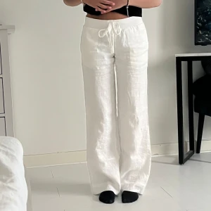 Alobha Linnebyxor - Säljer dessa linnebyxor från alobha💕 Endast använda en gång!☺️ Uppsydda hos skräddare så passar ungefär 160-165cm långa  