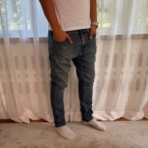 Tiger of Sweden jeans  - Vi säljer nu dessa sjukt stiliga jeans i slim fit från Tiger Of Sweden i storlek 32/32. Skick: 9/10. Modellen är ca 180 o väger 75kg. Tveka inte på att höra av dig vid eventuella frågor!