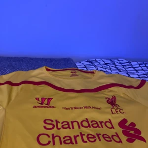 Liverpool retro ställ - Säljer min Liverpool borta tröja från år 2014. Tröjan köptes på en second hand i England och är äkta. Kan mötas upp i Stockholm och även frakta.