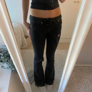 Low waist jeans - Säljer dom hära jätte fina bootcut jeans då dom är lite för små för mig, har klippt egna hål själv