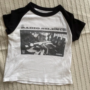 Radio Silence tröja  - T-shirt med tryck. Är lite trasig vid halslinjen (se bild 2)