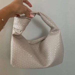 Flätad väska - Säljer denna beiga flätade väska❤️