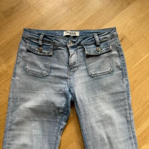 Low waist bootcut jeans - Fina jeans från missäy ❤️❤️säljer för de är för stora❤️de är väldigt stretchiga. Står L på lappen men passar M också. 