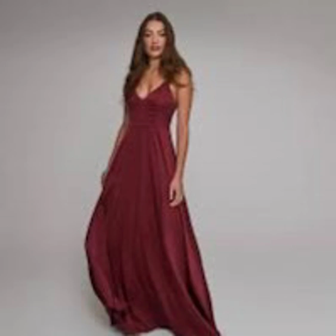 Vinröd långklänning med smala axelband - 93