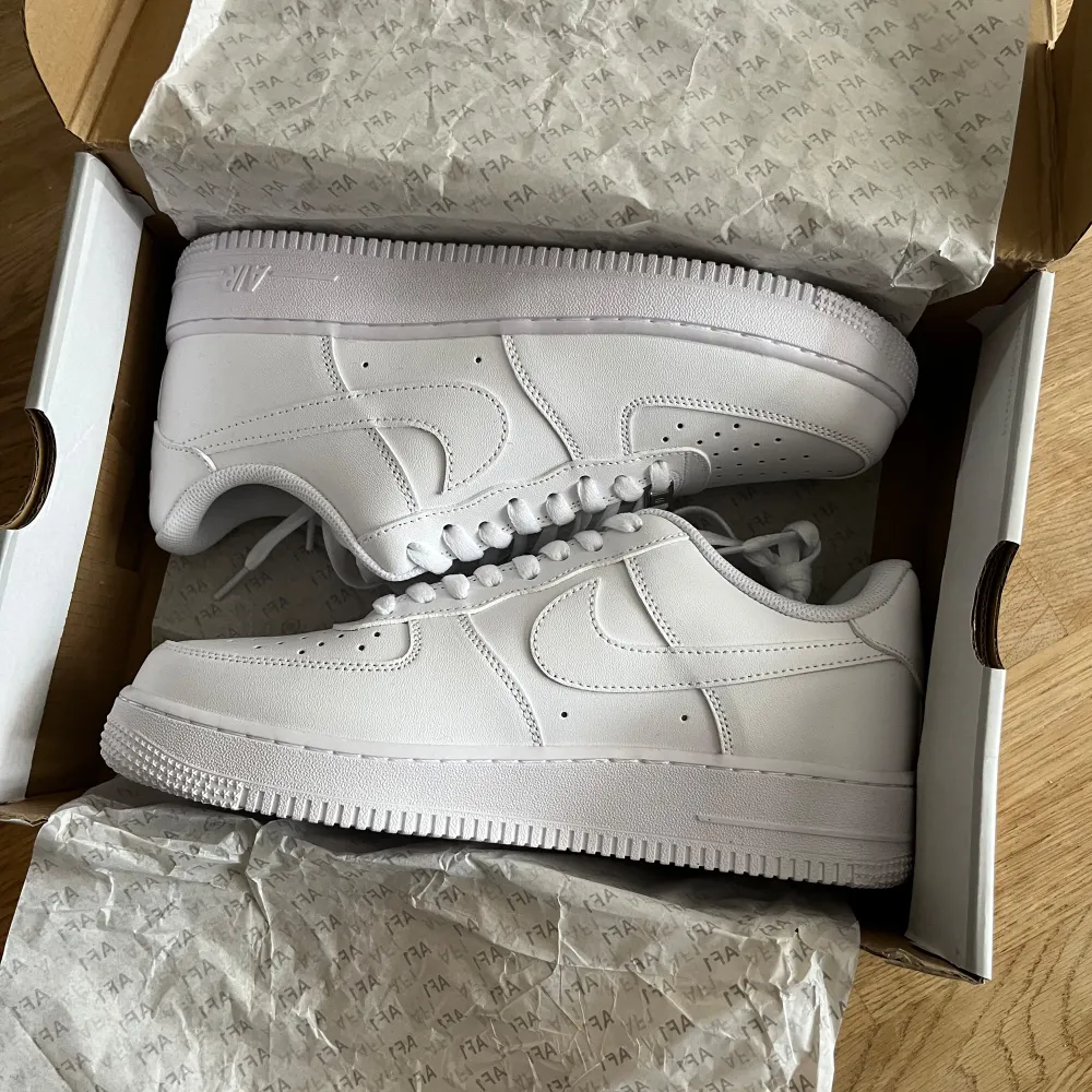 Säljer ett par helt nya Nike Airforce 1 i storlek 42 då de är för små för mig. Pris kan diskuteras.  Nypris 1449.   Säljer även ett par i storlek 43. FRI FRAKT 📦 . Skor.