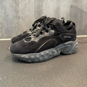 Svarta sneakers från Acne Studios - Säljer dessa snygga och unika svarta sneakers från Acne Studios. De finns ej att köpa längre och nypris är 5000kr. väldigt bra skick och pris kan diskuteras!!