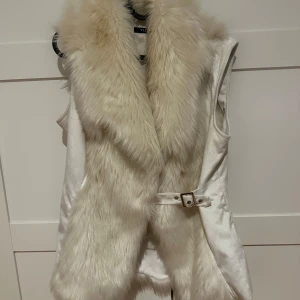 Pälsjacka  - Superfin vit pälsjacka från VILA🤍