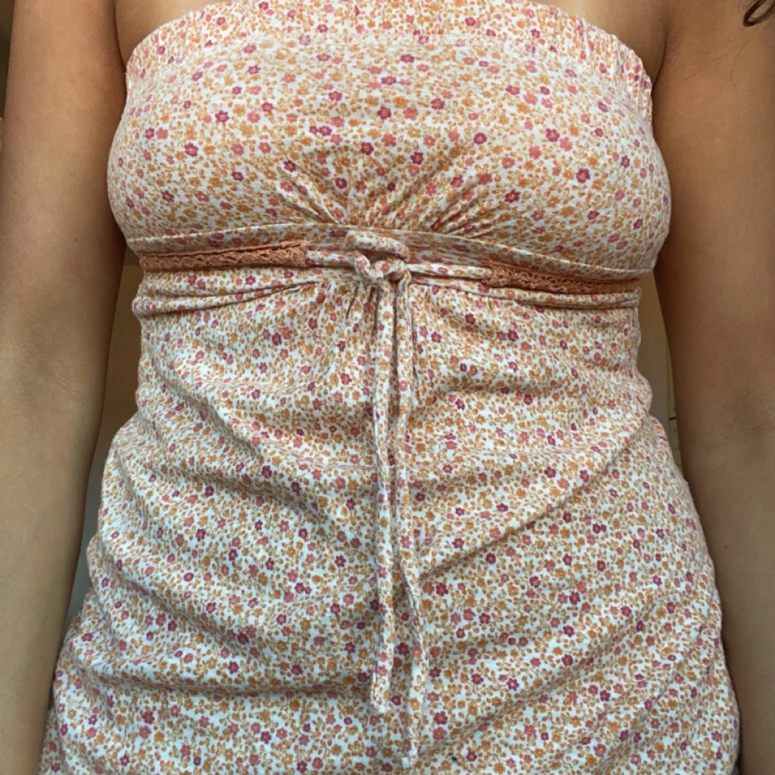 Blommig axelbandslös klänning från BSK - 90