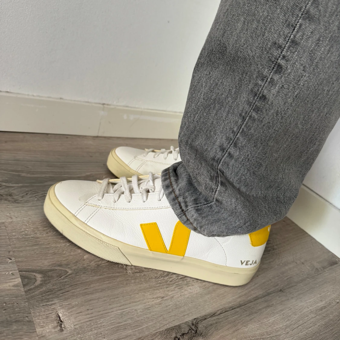 Vita sneakers från Veja med gula detaljer - 93