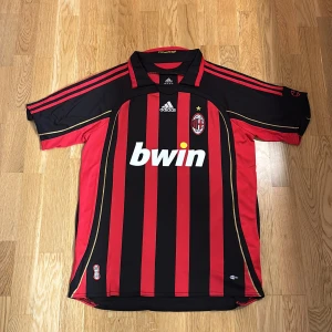 Ac Milan tröja ’kaka 22’ - En riktigt fett ac Milan tröja på legenden kaka på ryggen till ett riktigt bra pris, tröjan är L men sitter som M. Inga skador, vid fler frågor är det bara att skriva