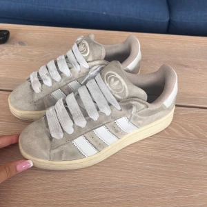 Addidas Campus 00s - Jättefina addidas campus 00s i färgen ”wonder beige” i storleken 39 1/3🎀🎀Använda drygt ett halvår, ganska bra skick, inga skador eller liknande. Säljer eftersom de är lite förstora för mig💕 