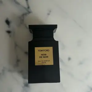 Tom Ford parfym i doften Noir De Noir, 100ml och 60/70% av den kvar. Lite sliten på locket som man ser på bild 2. Skriv gärna för mer info och bilder😊