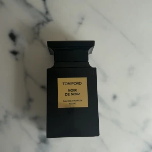 Tom Ford Parfym - Tom Ford parfym i doften Noir De Noir, 100ml och 60/70% av den kvar. Lite sliten på locket som man ser på bild 2. Skriv gärna för mer info och bilder😊