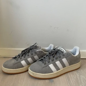 Campus skor  - Jätte trendiga campus skor perfekt till hösten. Använt 1 gång! Storlek 43 1/3. Inga tecken på användning, väldigt bra skick. Tekniskt sett nya 💕 säljer pågrund av att jag aldrig använder och fel storlek!💕