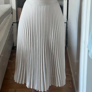 Lång kjol  - En jätte fin kjol som passar till alla tillfällen i jätte bra stick använd förtal gånger 