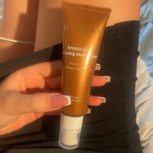 Hickap bronze glow primer - Säljer min bronze glow priming moisturizer från Hickap. Den är endast testad en gång men den passade inte mig riktigt och är därför full. Nypris 300 kr. Hör av er vid funderingar!💞