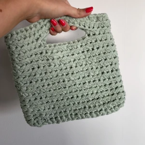 Virkad väska - Sage Green - Handgjord väska virkad i slittåligt ekologiskt bomullsgarn.  Mått: 26x24 cm