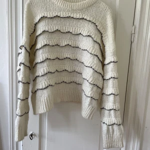 Stickad tröja från zara - Superfin stickad tröja från zara i storlek S. Tröjan är lite oversized så jag tyckte att den blev lite stor för mig som i vanliga fall har xs/s. Köptes här på Plick för 500kr. 