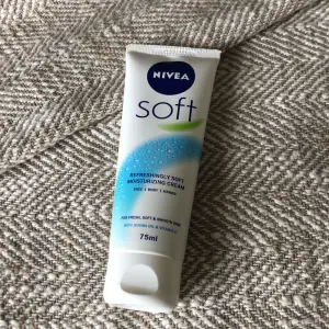 Säljer en NIVEA Soft Moisturizing Cream som är superfräsch och återfuktande. Perfekt för ansikte, kropp och händer. Den innehåller jojobaolja och E-vitamin för att ge en mjuk och len känsla. Tuben är på 75 ml, vilket gör den smidig att ta med sig överallt. Änvänd ungefär 5 gånger så den är så gott som ny. Perfekt för daglig användning!