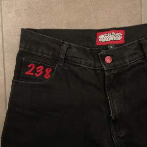 Svarta baggie jeans från digits 238, modellen är robo demin! Riktigt snygga jeans med coola detaljer, bra skick, säljer då de tyvärr blivit lite för små för mig… Nypris 840 kr! 🤖🖤