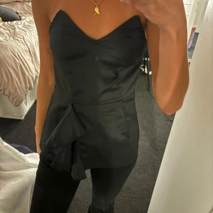 Festtopp - Säljer denna snygga svarta toppen med volang detalj!😍