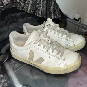 Snygga sneakers från Veja i storlek 38. Väl använda och därav förekommer en del slitage (andra bilden)💕