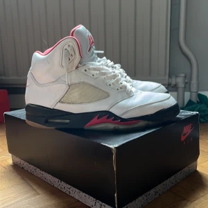 Jordan 5 retro  - 7/10 dem är smutsiga vid lädret och sulan men kan tvättas bort bara att jag inte kan det 
