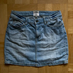 Jeanskjol från L.O.G.G. by H&M - Säljer en snygg jeanskjol från L.O.G.G. by H&M i storlek 36. Kjolen är lågmidjad och ganska kort