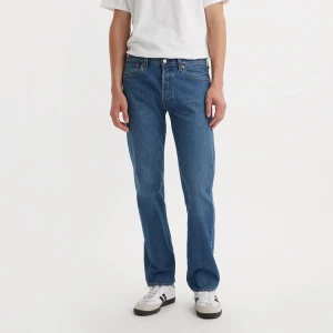 Levi’s 501 straight jeans herr - Hej! Jag säljer nu min brorsas populära jeans från Levi’s då de inte längre kommer till användning Passformen är rak/straight och sitter som en medium strl De är i mycket bra skick/nyskick och har inga defekter Pris går att diskuteras! Nypris 1099kr 