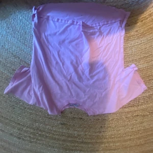Rosa zara t-shirt - Snygg rosa t-shirt från zara.Inte så använd och är väldigt skön.Den är storlek 152 ungefär men passar nog också 146