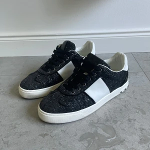 Valentino Flycrews - Tja! Säljer dessa galet snygga Flycrews för tjejer, i ett fint svart glitter, i nästintill nyskick. Storlek 39, passar också 38. Hör mer än gärna av dig vid frågor eller andra funderingar, är öppen för prisförslag😊
