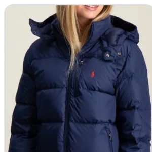 1234 SÖKER - Jag söker nu efter en sån här jacka om ni har nån är de bara att höra av sig