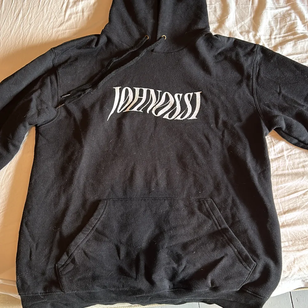 Fin svart hoodie köpt secondhand för några månader sedan och är inte använd hos mig. Finns inga skador eller skavanker.. Hoodies.