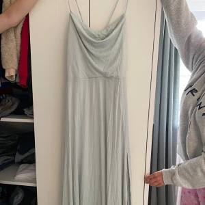 Ljusgrön långklänning från Halara - Säljer en superfin ljusgrön långklänning från Halara. Den har tunna axelband och en snygg snörning i ryggen. Perfekt för sommarens alla fester! 💚