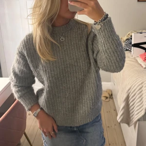 Stickad tröja - Super fin o härlig stickad tröja!!