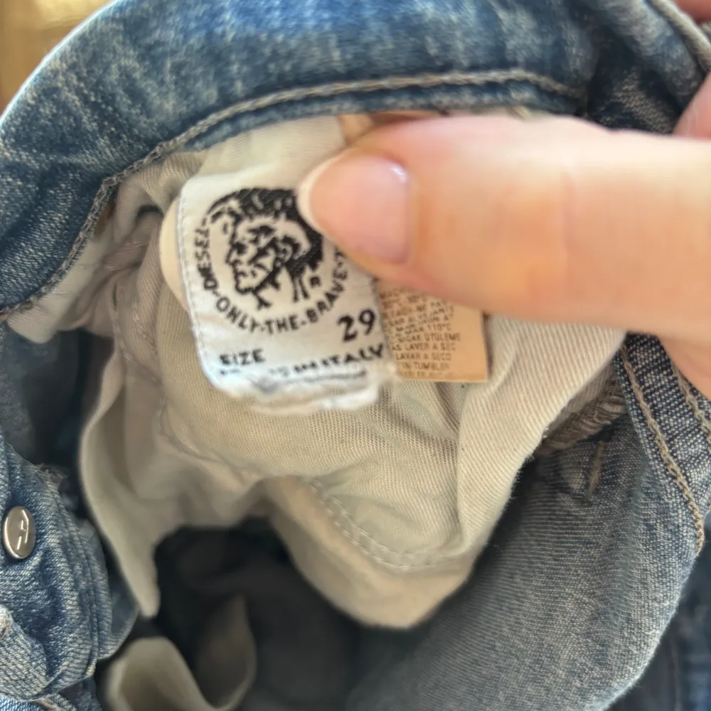 Jeans från diesel, strl 29 men för små för mig som brukar ha 36/38. De har en liten fläck på ena bakfickan men den går säkert att få bort. Jeans & Byxor.