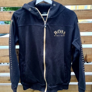 LIMITED EDITION Hugo Boss Hoodie S - Köp inom nu för gratis frakt! 🚚📦 Säljes i befintligt skick, saknar snöre och är lite nopprig, därav det låga priset. Går lätt att fixa om man vill det👍  Postas samma dag eller dagen efter 🚀 Skriv gärna om du har några frågor eller funderingar 😊