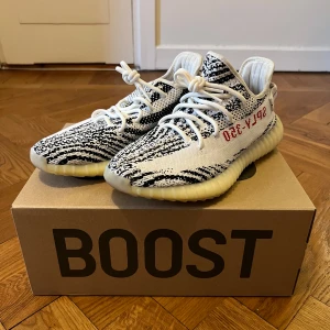 Yeezy Boost 350 V2 ”Zebra” - Yeezy 350 Zebra i storlek 42 2/3 (US 9). Använda men i bra skick.