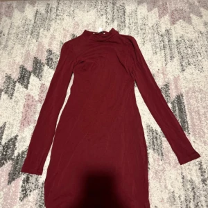Vinröd klänning  - En vinröd klänning som är oanvänd, bär storlek S från märket NLY TREND.
