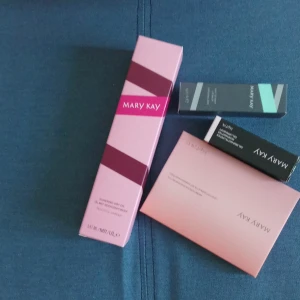 Mary Kay höstpaket - Säljer ett fantastiskt skönhetspaketnfrån Mary Kay! Innehåller en ögonskuggspalett med sex olika nyanser: Purple Vibe, Dream Big Brown, Siena Skies, Peach Daydream, Bronze Horizon och Golden Possibilities. Perfekt för att skapa både vardags- och festlooks. Dessutom ingår ett gel semi-matte läppstift i en snygg, neutral ton. Ett läppbalsam och även  Mary Kay kropps olja som får din kropp att må som den gudinna i hösten.Allt är helt nytt och oanvänt!