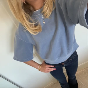 Kortärmad sweatshirt  - Såå snygg kortärmad sweatshirt från &other stories😍