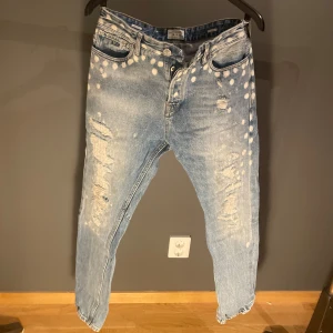 Unika LOT.22 Scotch & Soda   - Dean är en slimfit modell, i storlek 30/32. Dessa ljusblå jeans är en del av Scotch & Sodas ”denim laberatorium”, producerade med speciellt utvalda material.