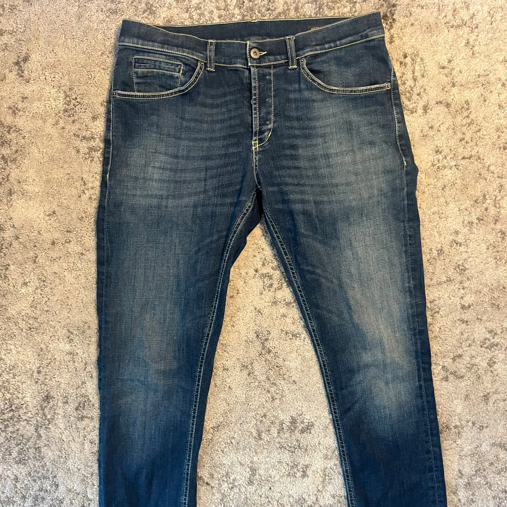 Tjena! Säljer nu ett par tvär feta Dondup Jeans! | Skick 9/10 sjukt bra! | Nypris 3500kr | Mitt pris 925kr | Kom pm vid frågor eller funderingar! | Postas eller möts upp i Gävle!. Jeans & Byxor.