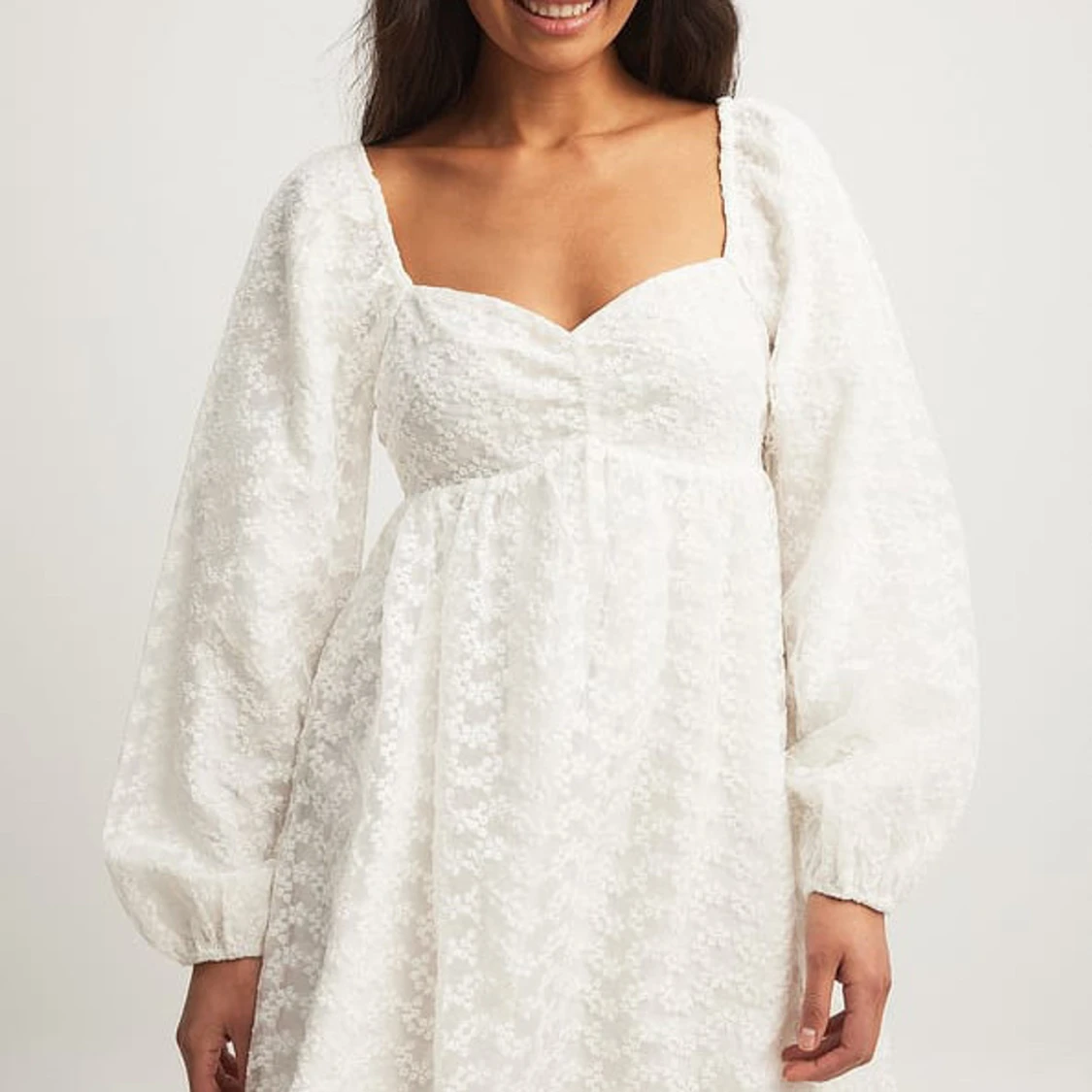 Vit blommig klänning från NA-KD