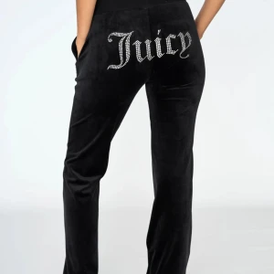 Svarta Juicy byxor  - Skriv för bilder, nån diamant har ramlat av båda metall sakerna är borta och dom är inte lika mjuka som de va när jag köpte dom🩷