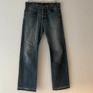 Blå jeans från Marlboro Classics - Snygga blå jeans från Marlboro Classics med en klassisk straight fit. De har en vintage look med lätt slitna detaljer och fem fickor. Perfekta för en avslappnad stil. W31L32
